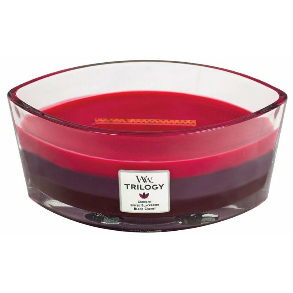 Duftkerze mit drei Farbschichten in einem Glasbehälter. Auf dem Etikett steht "Currant Spiced Blackberry Black Cherry".