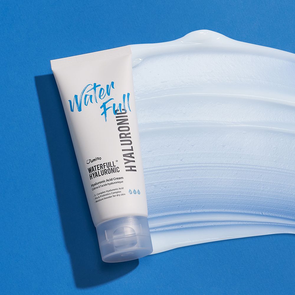 Weiße Tube mit blauem Aufdruck. Text: Water Full Hyaluronic. Produktname und Inhaltsstoffe. Creme-Klecks daneben.