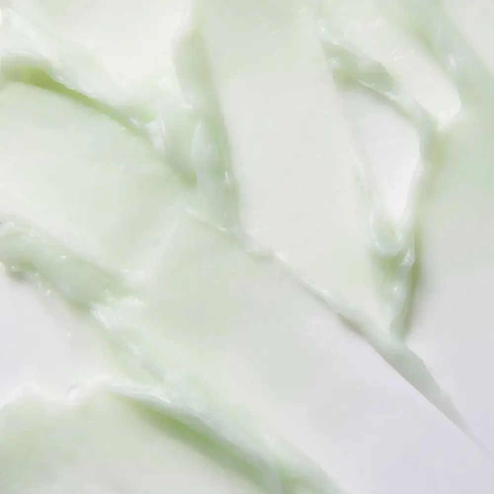 Nahaufnahme von weiß-grünem Balsam. Die Textur ist cremig und unregelmäßig.