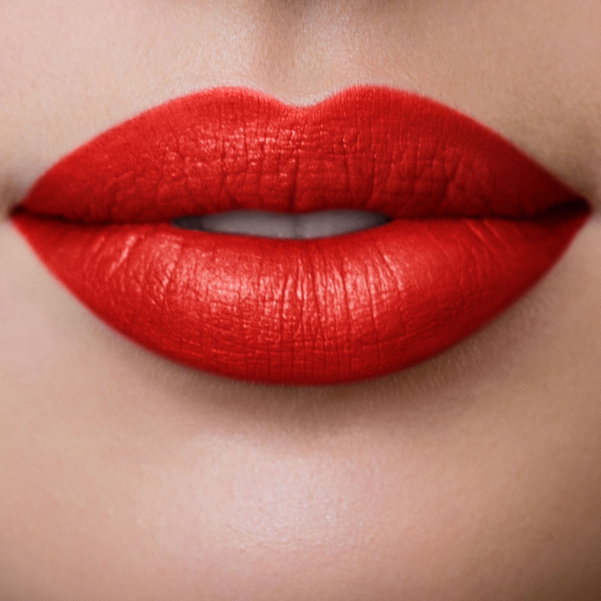 Nahaufnahme von Lippen mit rotem Lippenstift.