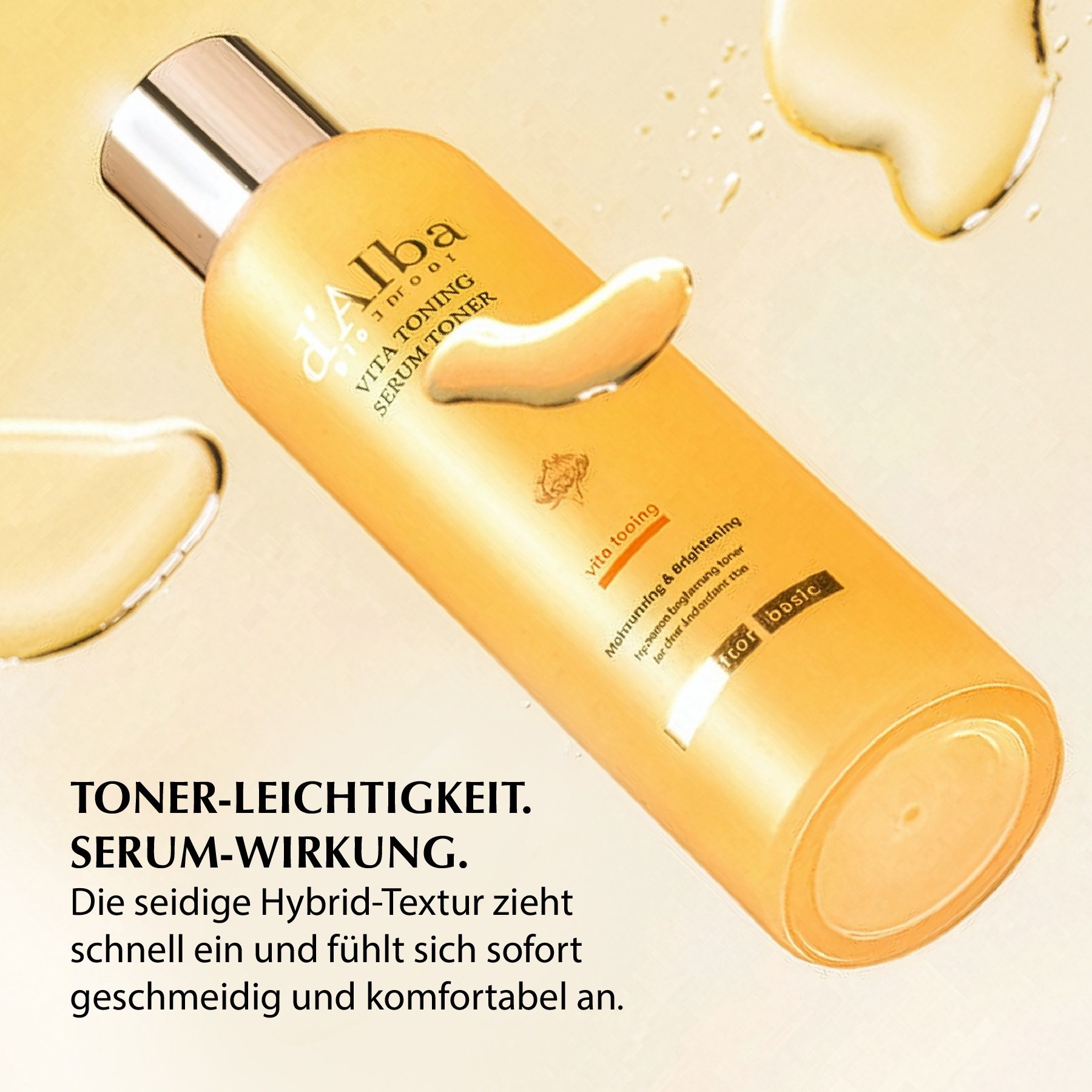 Gelbe Flasche mit d'Alba Vita Toning Serum Toner. Text: Toner-Leichtigkeit. Serum-Wirkung. Die seidige Hybrid-Textur zieht schnell ein.