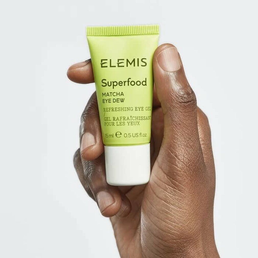 Grüne Tube, gehalten von einer Hand. Aufschrift: Elemis Superfood Matcha Eye Dew, Refreshing Eye Gel. Volumen: 15ml.