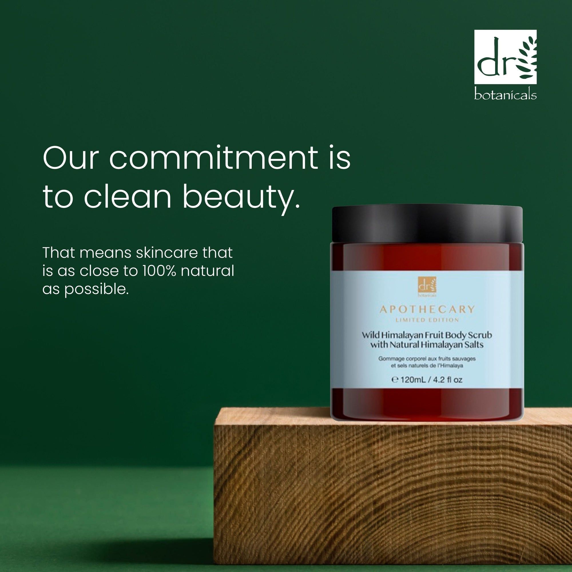 Produkt auf Holzblock. Aufschrift: Wild Himalayan Fruit Body Scrub mit natürlichen Himalaya-Salzen. Text: Our commitment is to clean beauty.