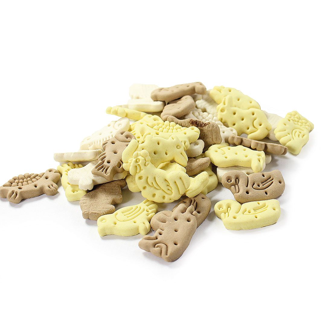 Hundekekse in verschiedenen Tierformen und Farben: beige, braun und gelb. Auf weißem Hintergrund.