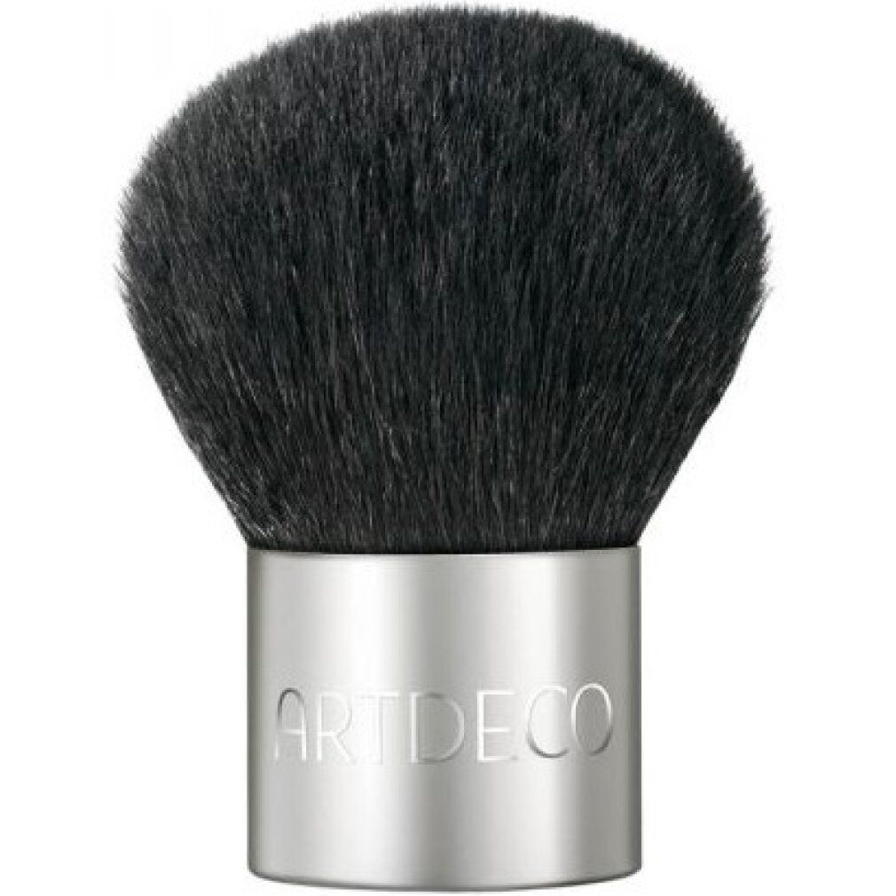Puderpinsel mit schwarzem Borstenkopf und silberfarbenem Griff. Der Griff trägt den Markennamen ARTDECO.