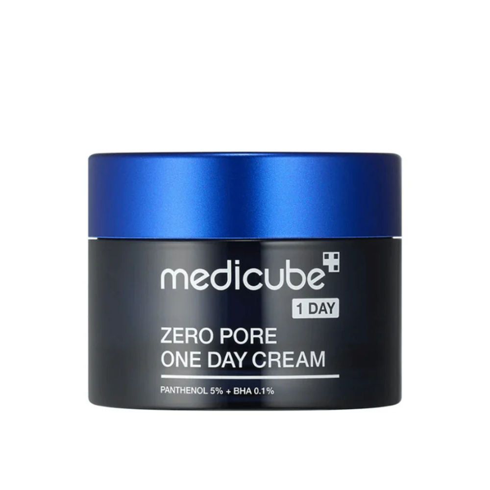 Dunkelblauer Tiegel mit Creme. Aufschrift: medicube, Zero Pore One Day Cream. Mit Panthenol 5% + BHA 0,1%.