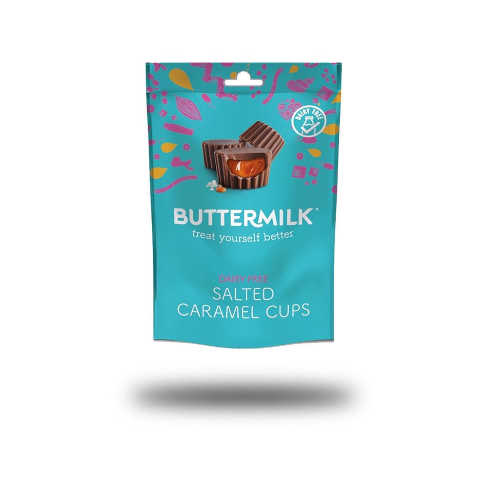 Verpackung mit Buttermilch Salted Caramel Cups. Türkisgrüner Beutel mit Produktabbildung und Schriftzug. Milchfrei.