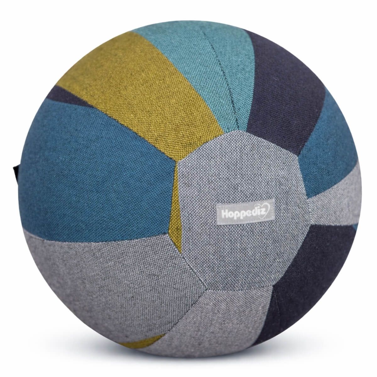 Runder, farbiger Ball mit verschiedenen Stoffsegmenten. Auf einem grauen Segment ist der Schriftzug Hoppediz zu sehen.