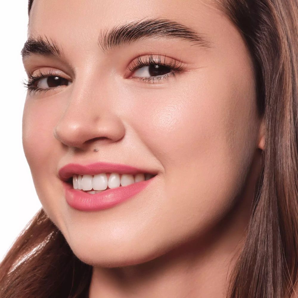 Porträt einer lächelnden Frau mit rosa Lippen. Deutlich sichtbare Lippen.