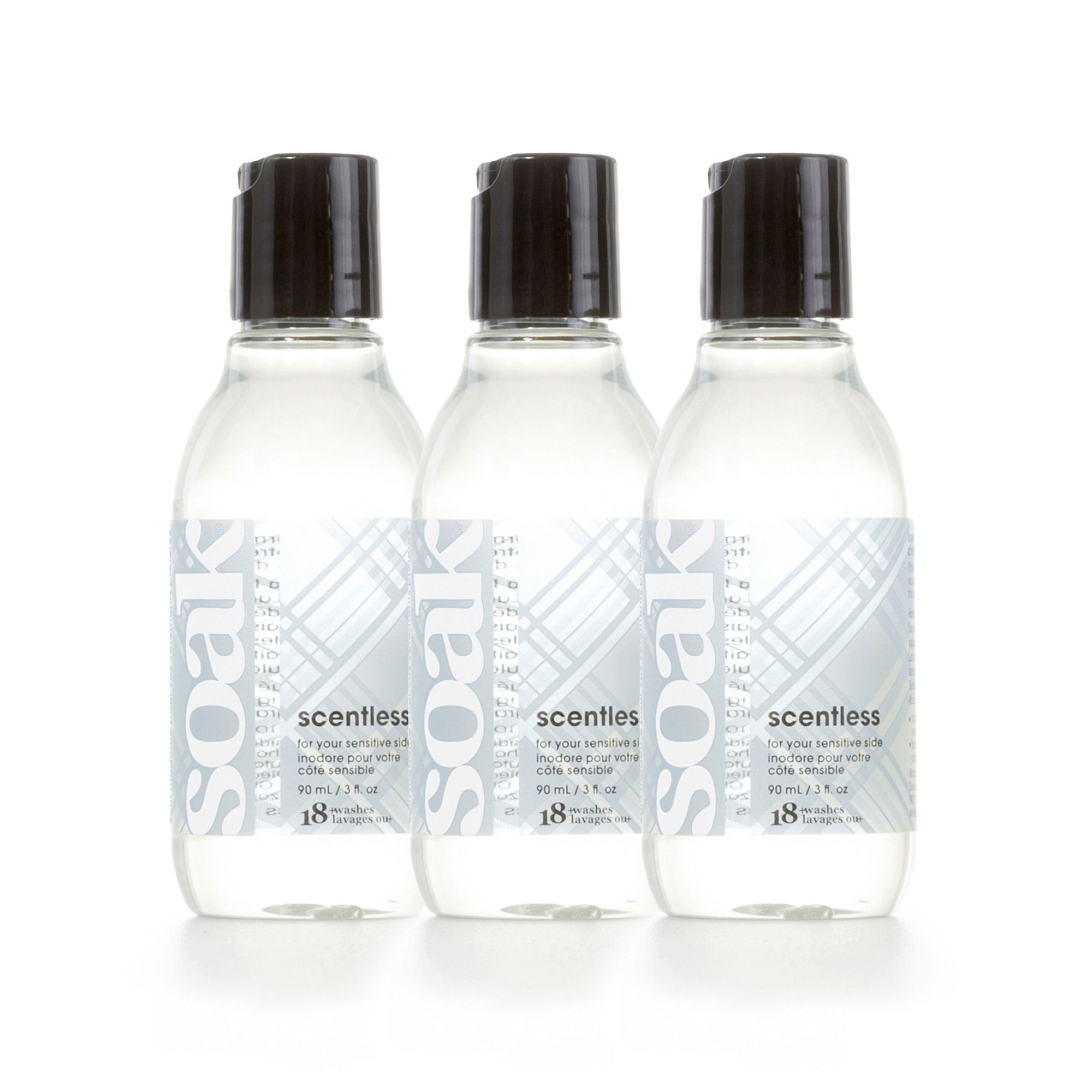 Drei klare Flaschen mit schwarzen Deckeln. Aufschrift "soak" und "scentless". Etiketten mit Produktinformationen.