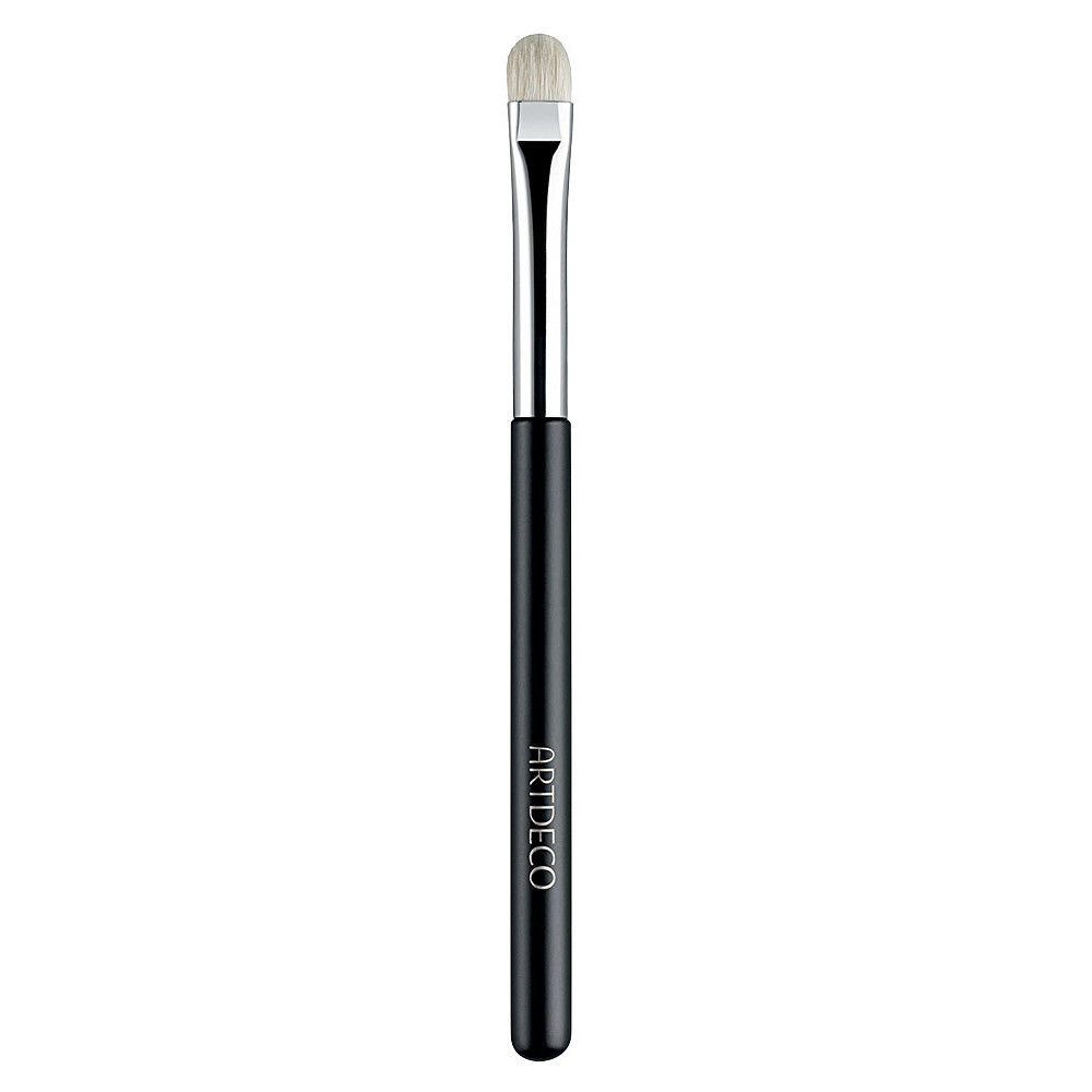 Artdeco Eyeshadow Brush. Schwarzer Griff, silberne Zwinge, helle Borsten. Markenname auf dem Griff.