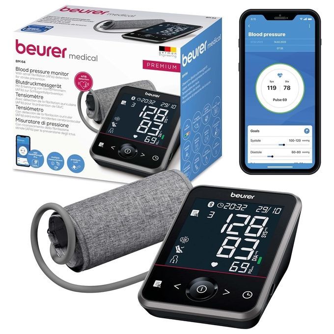Blutdruckmessgerät mit Manschette und Display. Verpackung mit Produktname und Logo. Smartphone mit App-Anzeige.