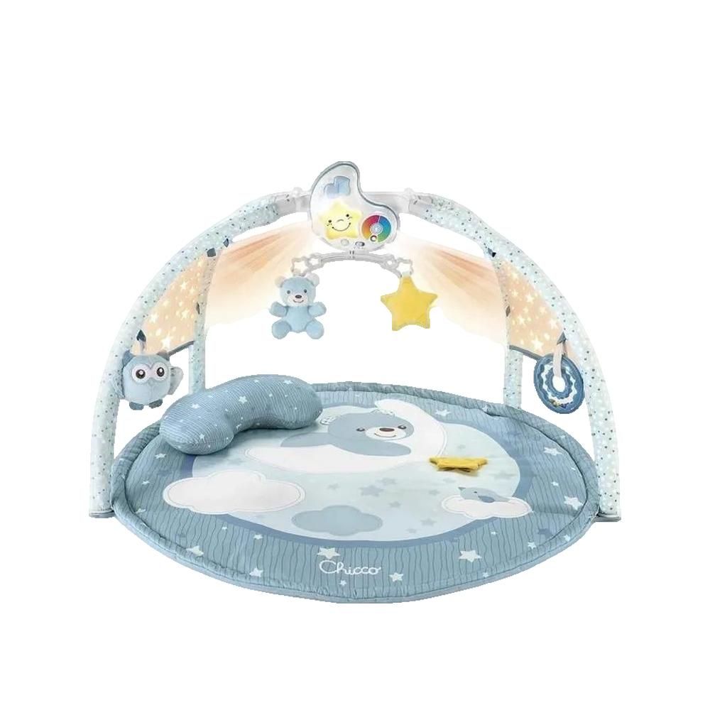 Blaue Baby-Spielmatte mit Bogen, Spielzeug und Kissen. Runde Matte mit Sternen und Wolkenmuster.