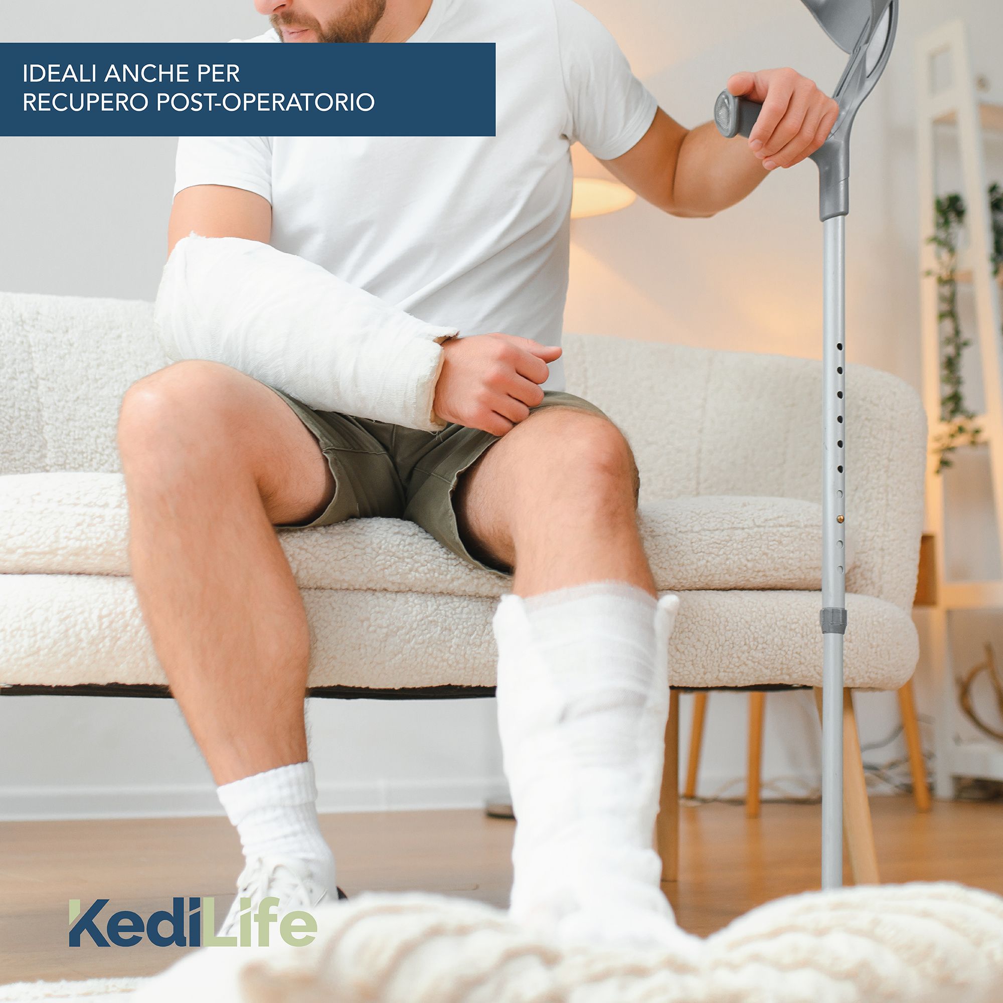 Mann mit Gipsbein und Arm sitzt auf einer Couch. Text: Ideal auch für die postoperative Genesung. Marke: KediLife.
