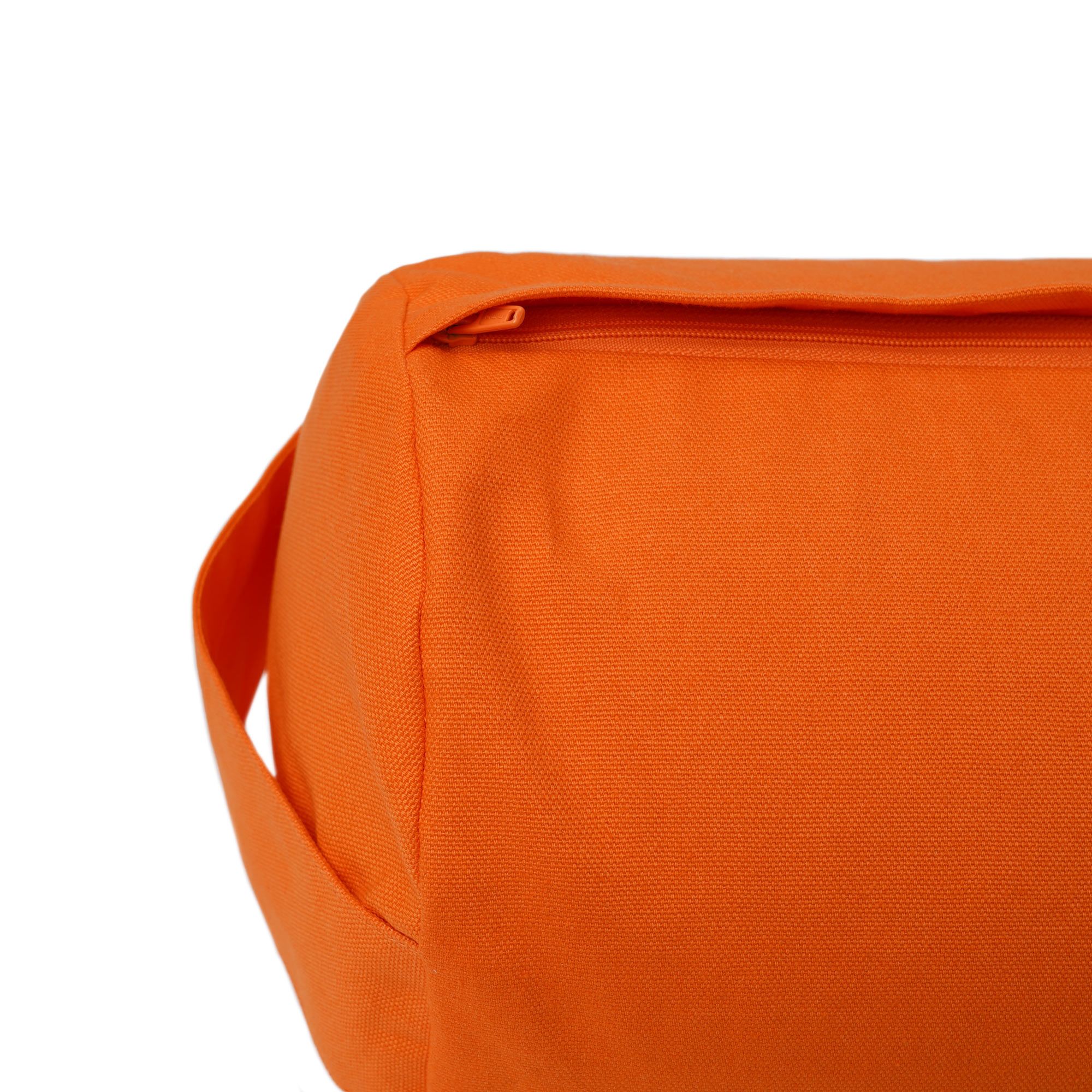 Detailansicht einer orangefarbenen Yogarolle mit Reißverschluss.