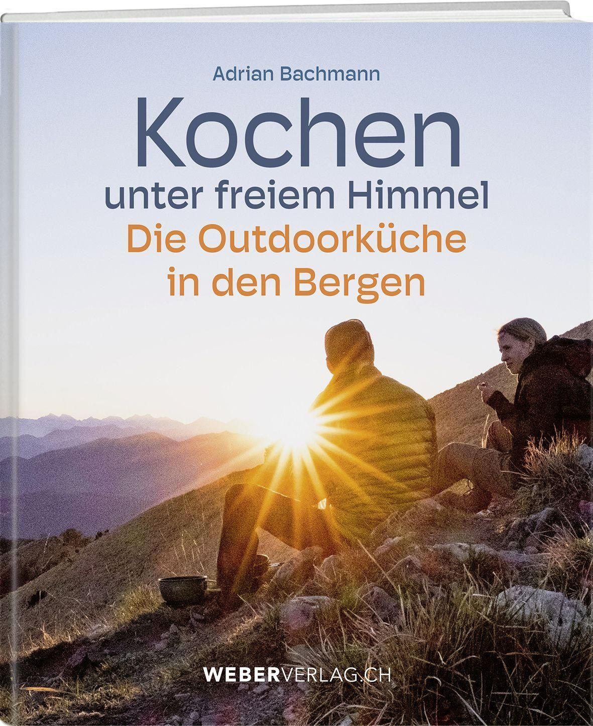 Buchcover mit Titel "Kochen unter freiem Himmel". Autor: Adrian Bachmann. Verlag: WEBERVERLAG.ch. Szene: Personen auf Bergkamm.