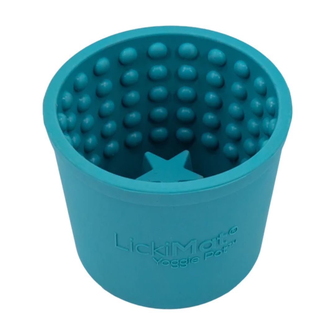 Türkisfarbener Napf mit Noppen und Stern. Aufschrift: LickiMat Yoggie Pot.