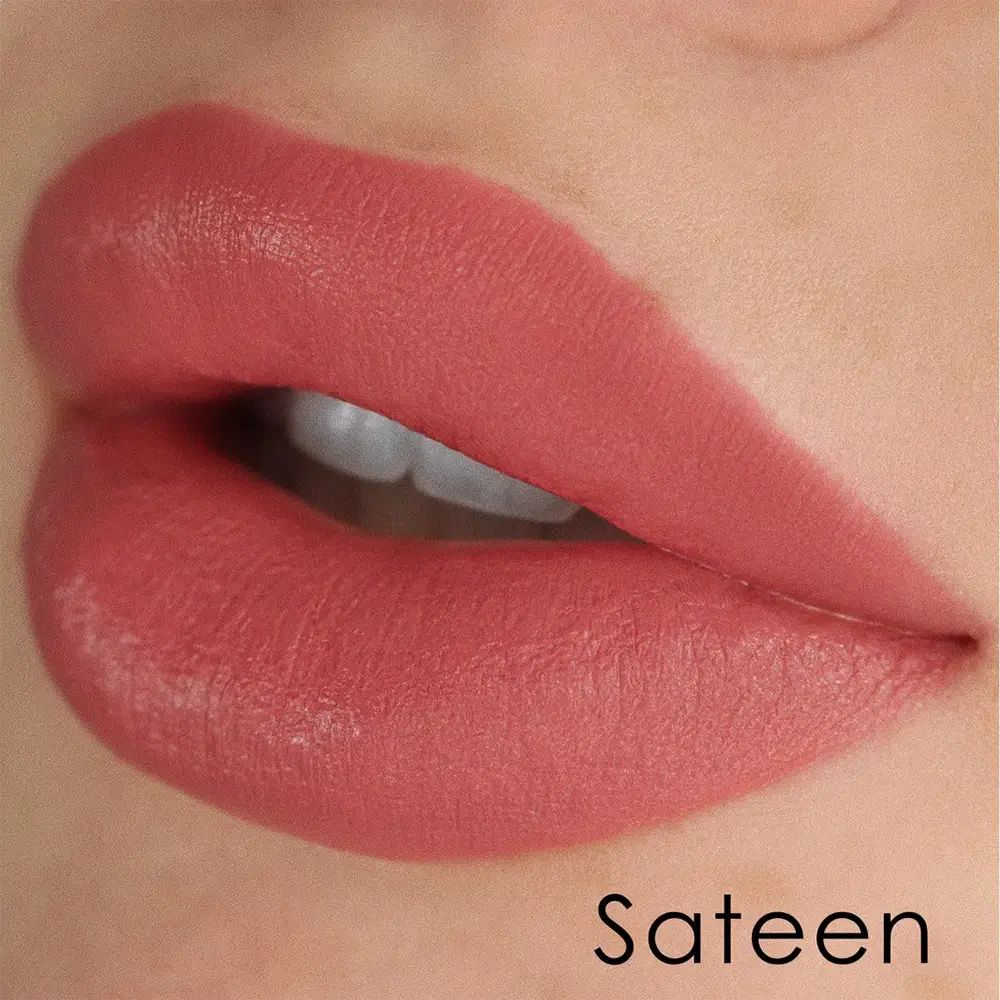 Nahaufnahme von Lippen mit rosafarbenem Lippenstift. Text "Sateen" am unteren Rand.