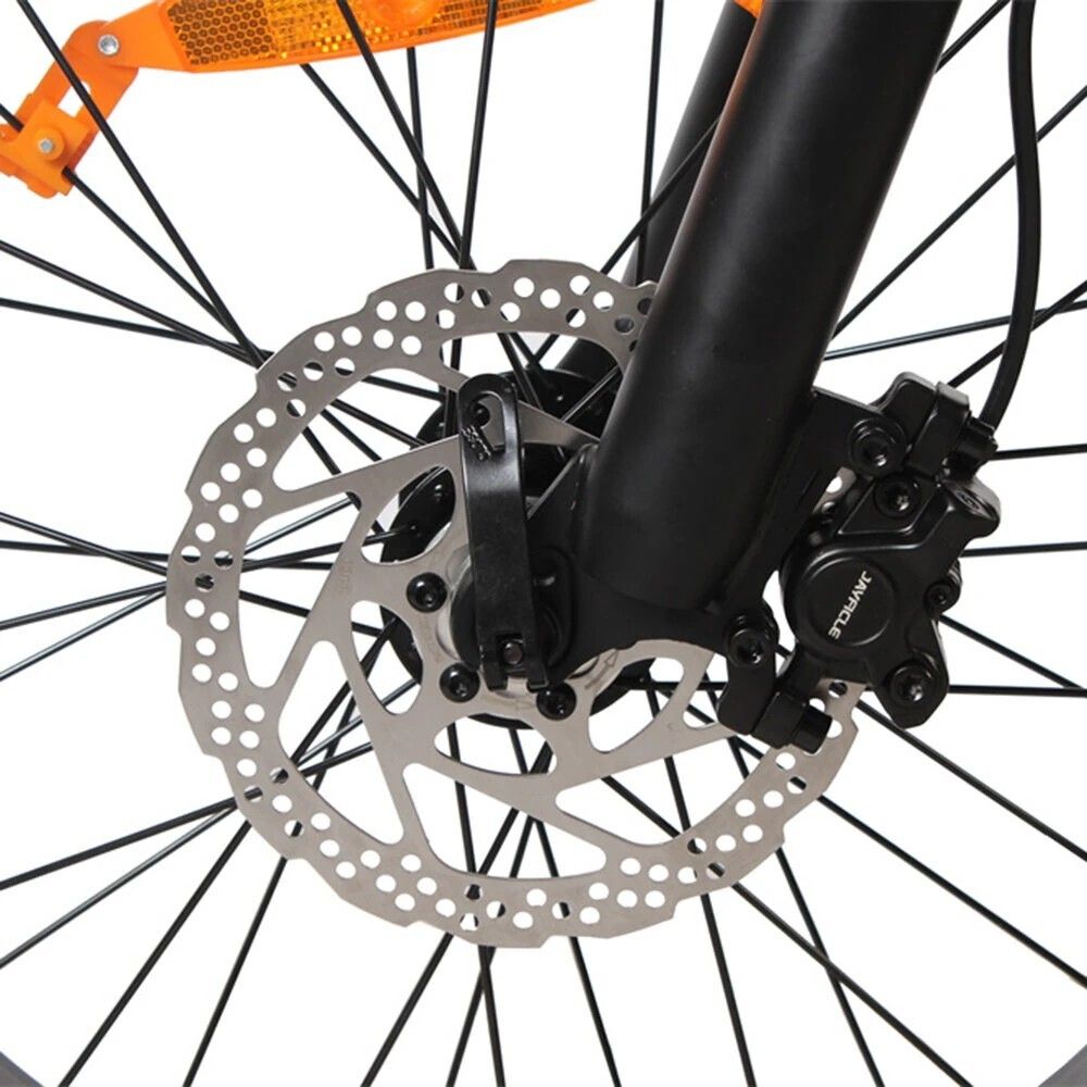 Nahaufnahme der Vorderradbremse eines Elektrofahrrads. Scheibenbremse, Marke TOKIK.