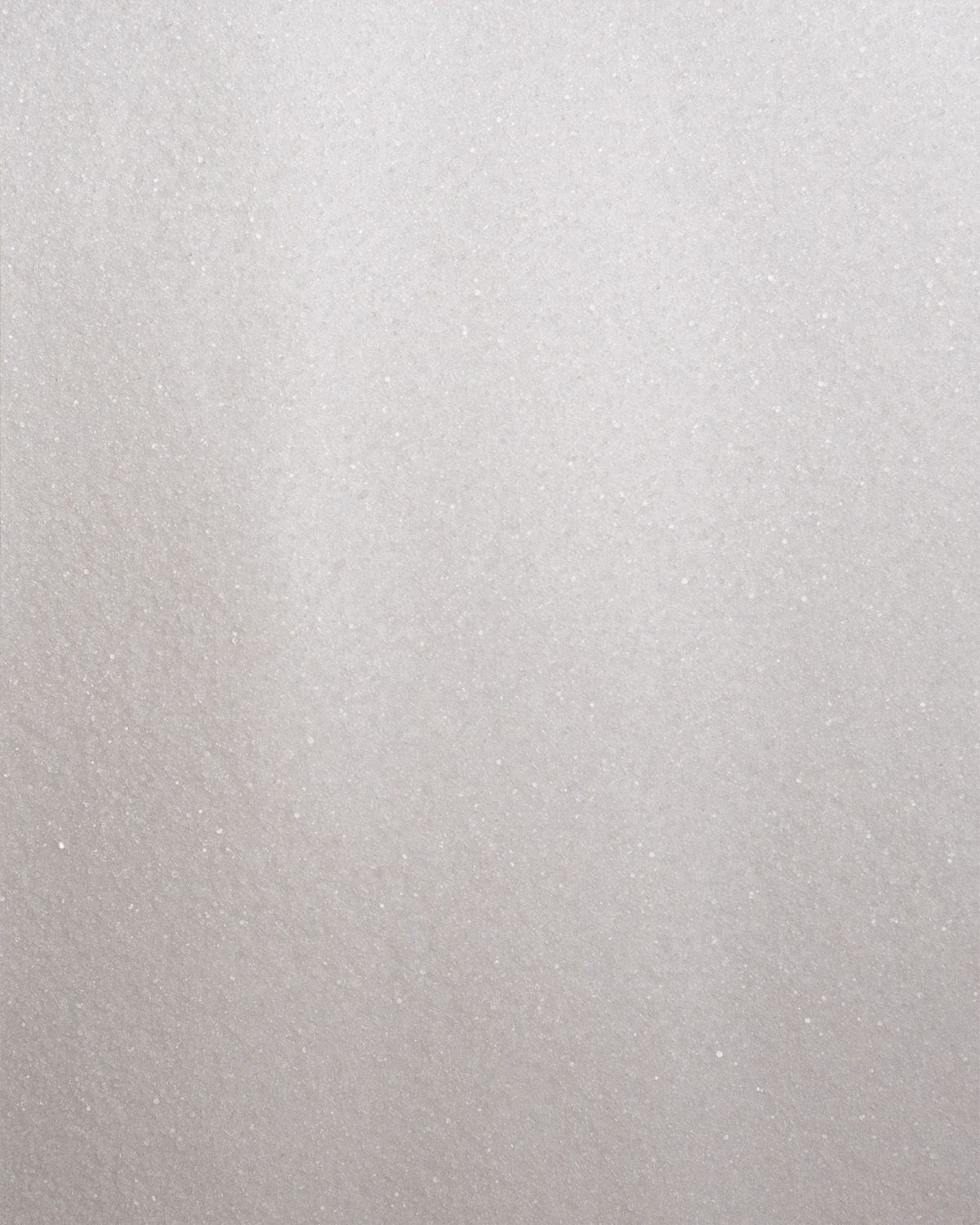 Nahaufnahme von feinem, weißem Speisesalz mit leichtem Glanz.