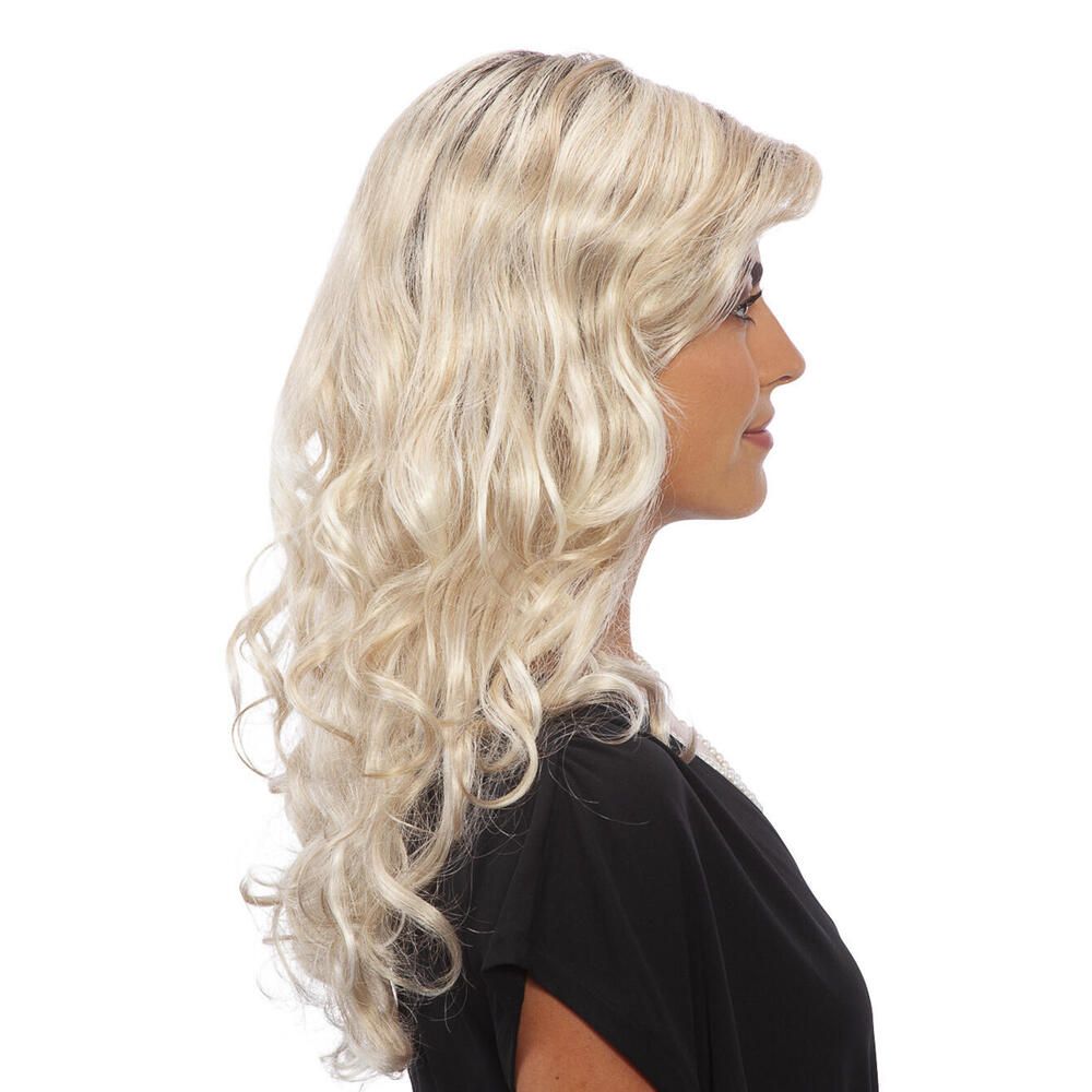 Perücke Arabella von Lofty. Blond mit dunklem Ansatz, gewellt. Seitenansicht einer Frau.