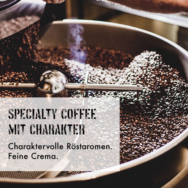 Eine Tasse Kaffee steht auf einem Tisch, mit Text über Genuss.