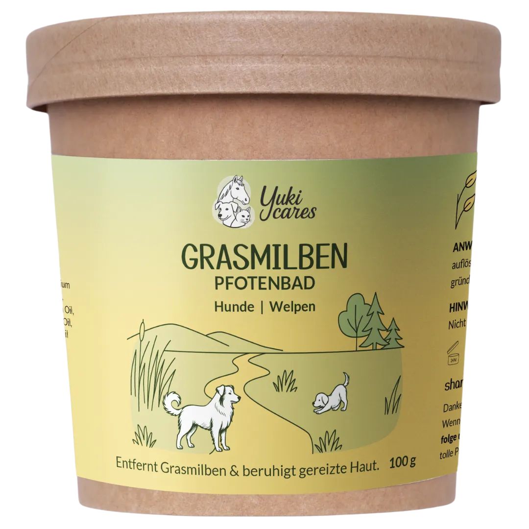 Behälter mit Deckel. Aufschrift: Yuki cares Grasmilben Pfotenbad für Hunde. Illustration: Hunde auf Wiese. Text.