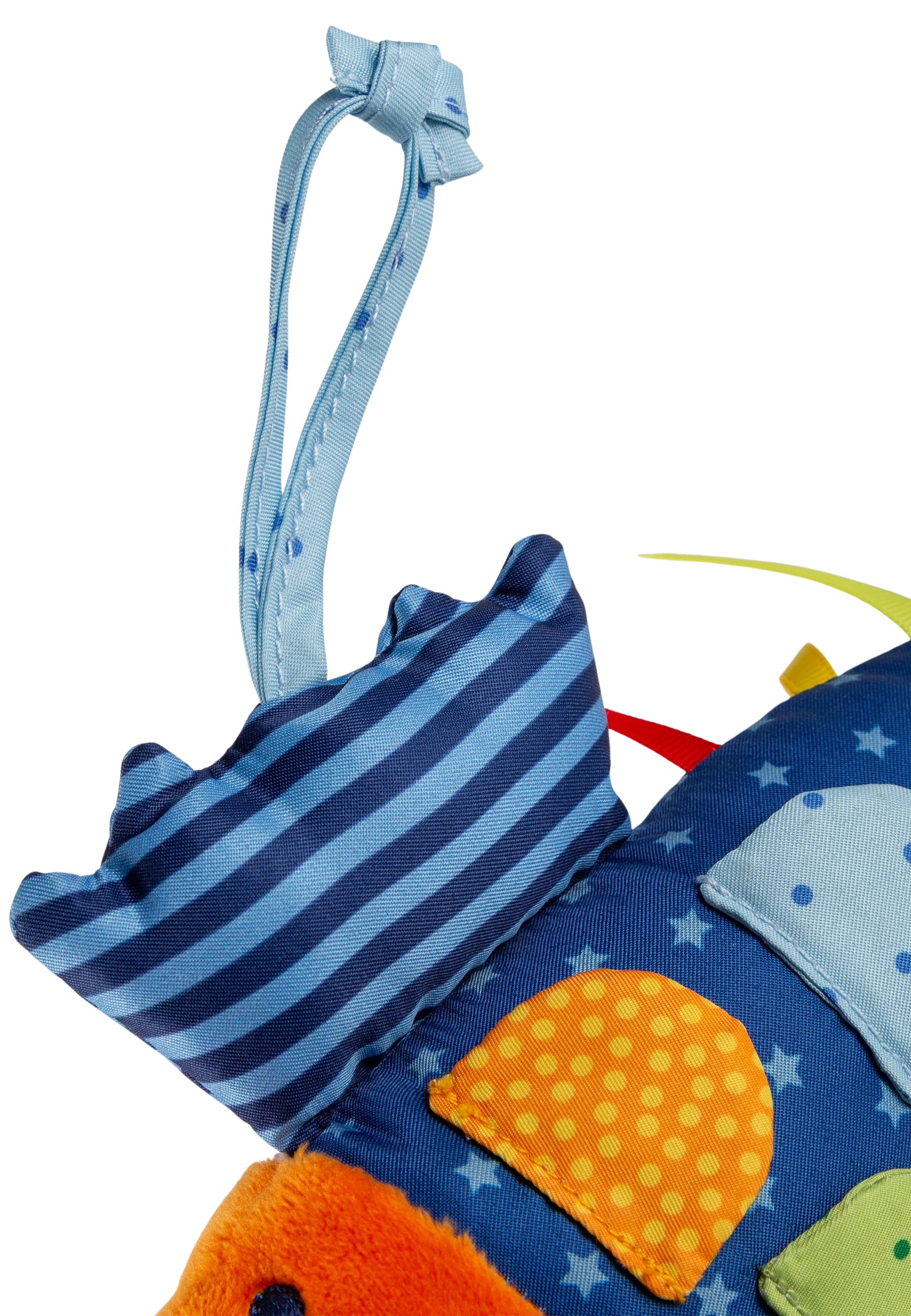 Detailansicht der Aufhängung. Blau-weiß gestreiftes Element und blaue Stoff mit Sternen.