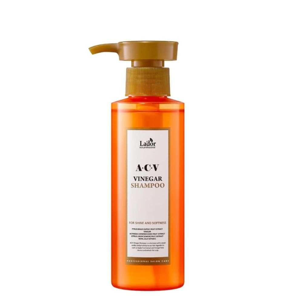 Orangefarbene Shampoo-Flasche mit Dosierpumpe. Aufschrift: A.C.V Vinegar Shampoo. Marke: Lador.