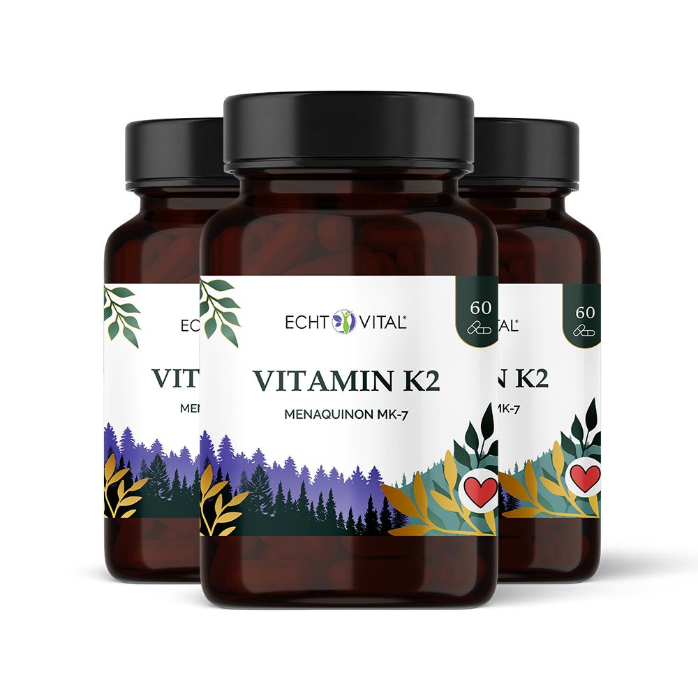 Drei braune Glasflaschen mit schwarzen Deckeln. Aufschrift: Echt Vital Vitamin K2. Etiketten mit Produktinformationen. 60 Kapseln.