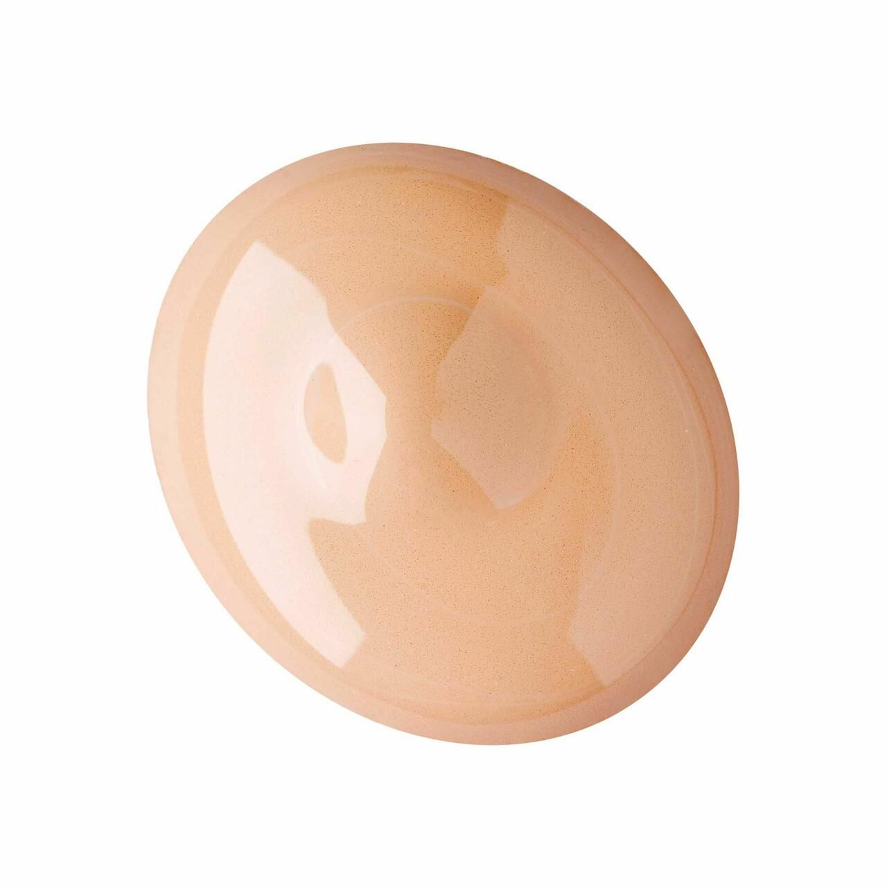 Beige Foundation-Tropfen. Ovaler, glänzender Tropfen. Helle, beige Farbe. Hintergrund weiß.
