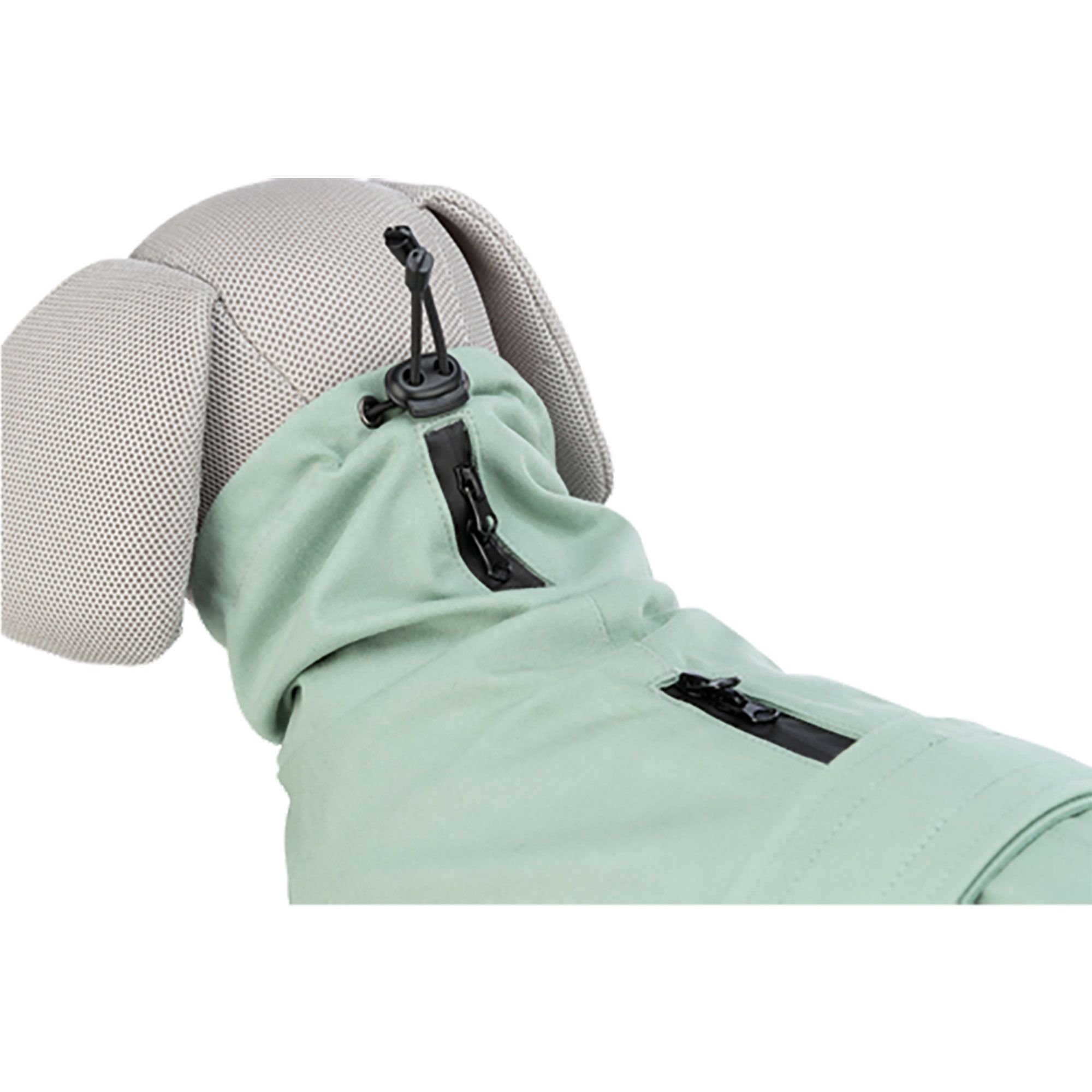 Detailansicht des Kragens eines hellgrünen Hunderegenmantels. Mit Kapuze, Reißverschluss und Kordelzug.