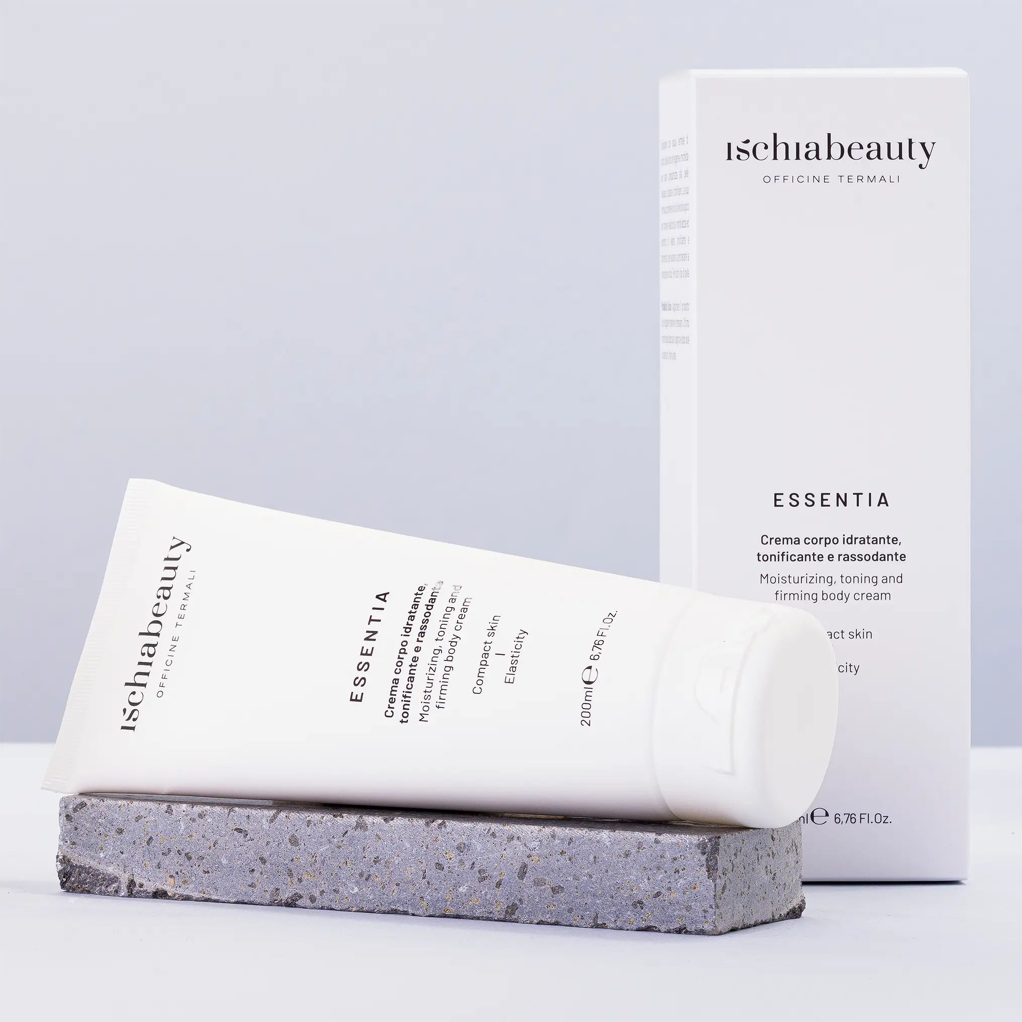 Weiße Tube und Schachtel mit Produktnamen und Text. Aufschrift: ischiabeauty, Essentia, Crema corpo idratante, tonificante e rassodante.