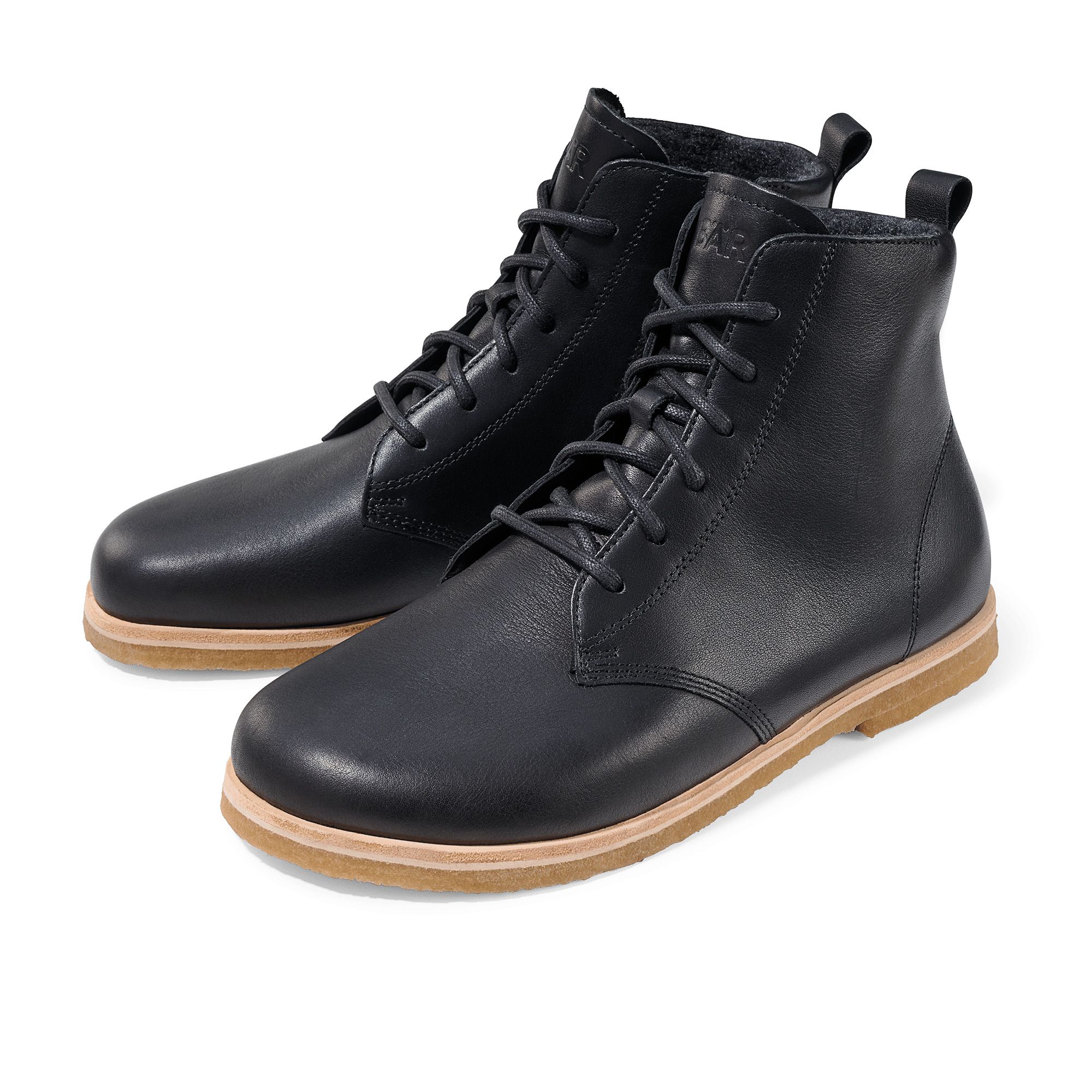 Schwarze Stiefeletten mit Schnürung und heller Sohle. Beide Schuhe sind nebeneinander platziert.