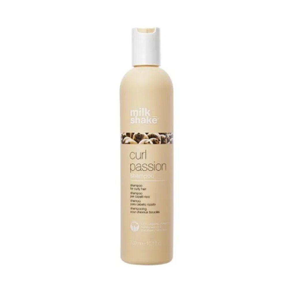 Beigefarbene Shampoo-Flasche mit weißem Deckel. Aufschrift: milk_shake, curl passion shampoo. Für lockiges Haar.