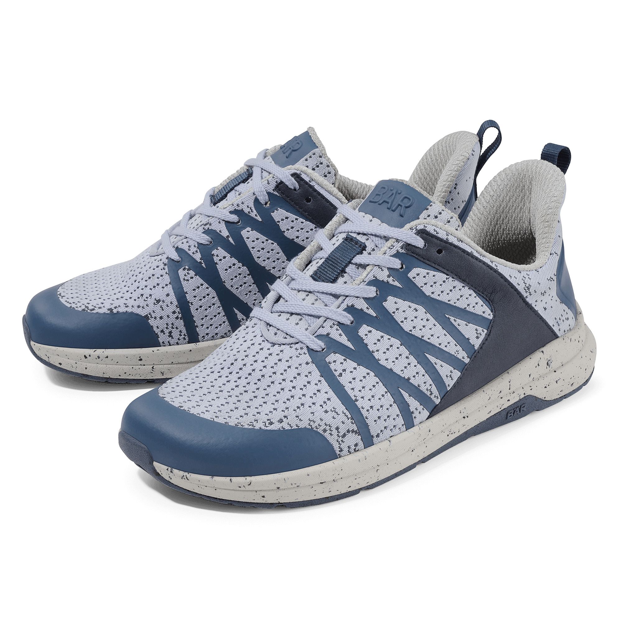 Zwei blaue und graue Schnürschuhe. Mesh-Obermaterial, blaue Akzente, weiße Sohle mit schwarzen Punkten. Marke BÄR.