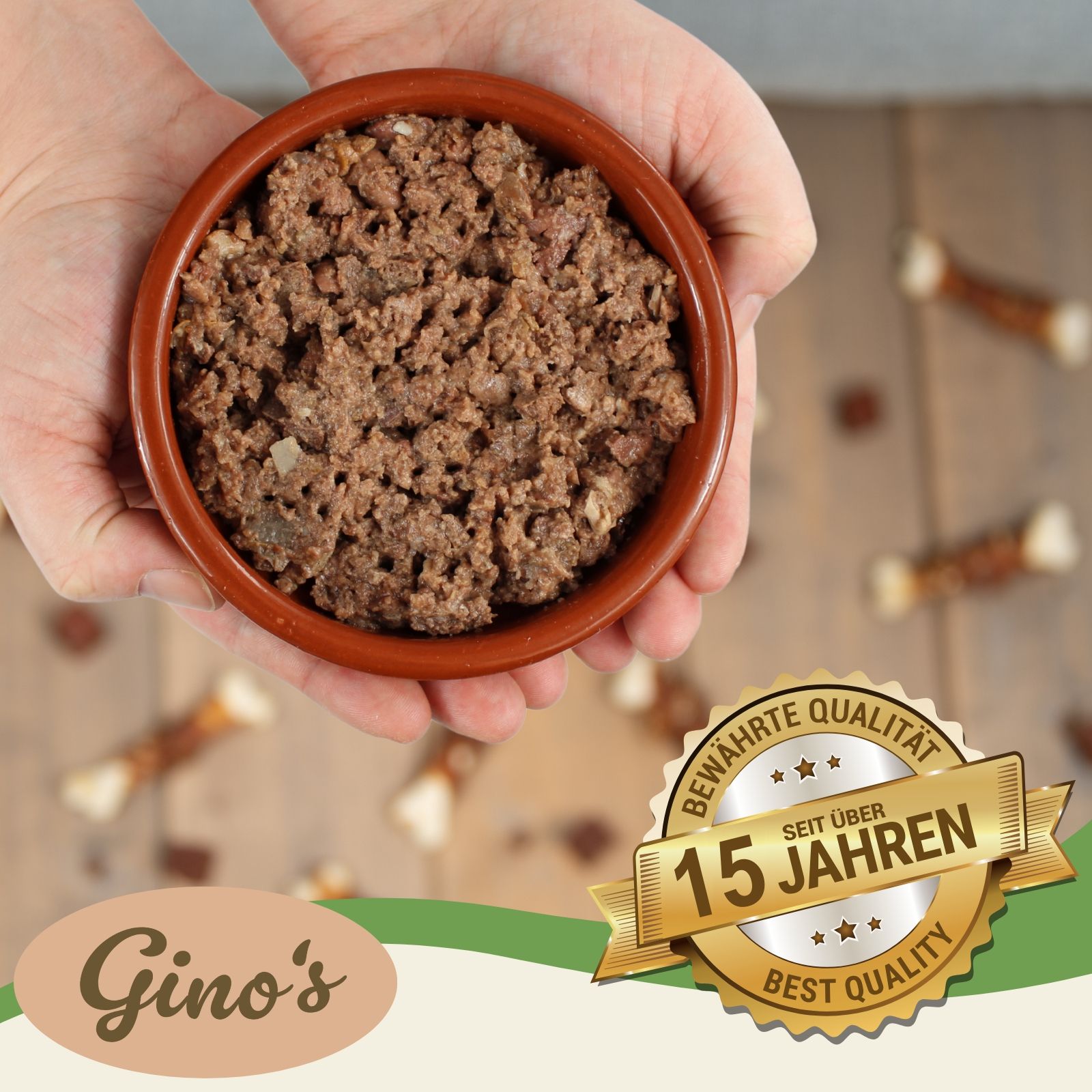 Hundefutter in Schale, gehalten von Händen. Logo: Gino's. Auszeichnung: Bewährte Qualität, seit über 15 Jahren.