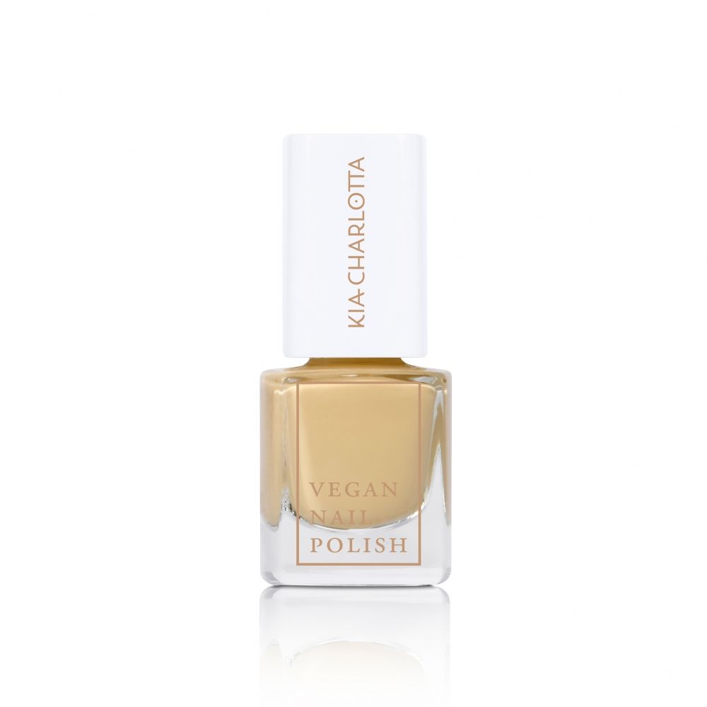 Nagellackflasche mit beigem Inhalt. Weißer Deckel mit goldfarbenem Schriftzug KIA-CHARLOTTA. Aufschrift: VEGAN NAIL POLISH.