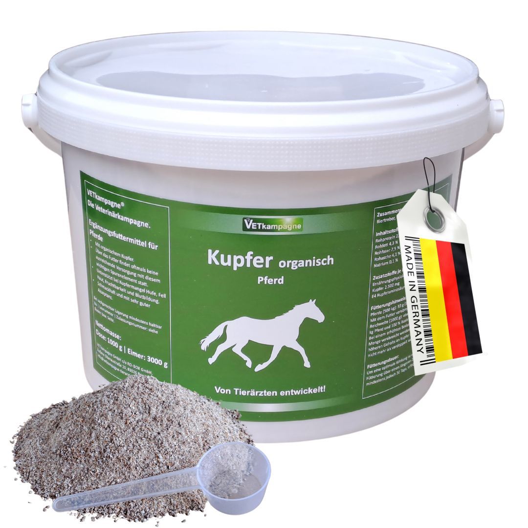 Weißer Eimer mit grünem Etikett, Aufschrift 'Kupfer organisch Pferd'. Daneben Pulver und Messlöffel. Anhänger mit Deutschlandflagge.