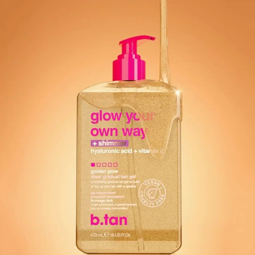 Transparente Flasche mit rosa Pumpe. Aufschrift: Glow Your Own Way + Shimmer, b.tan. Vegan- und tierversuchsfrei-Siegel. Produkt tropft.