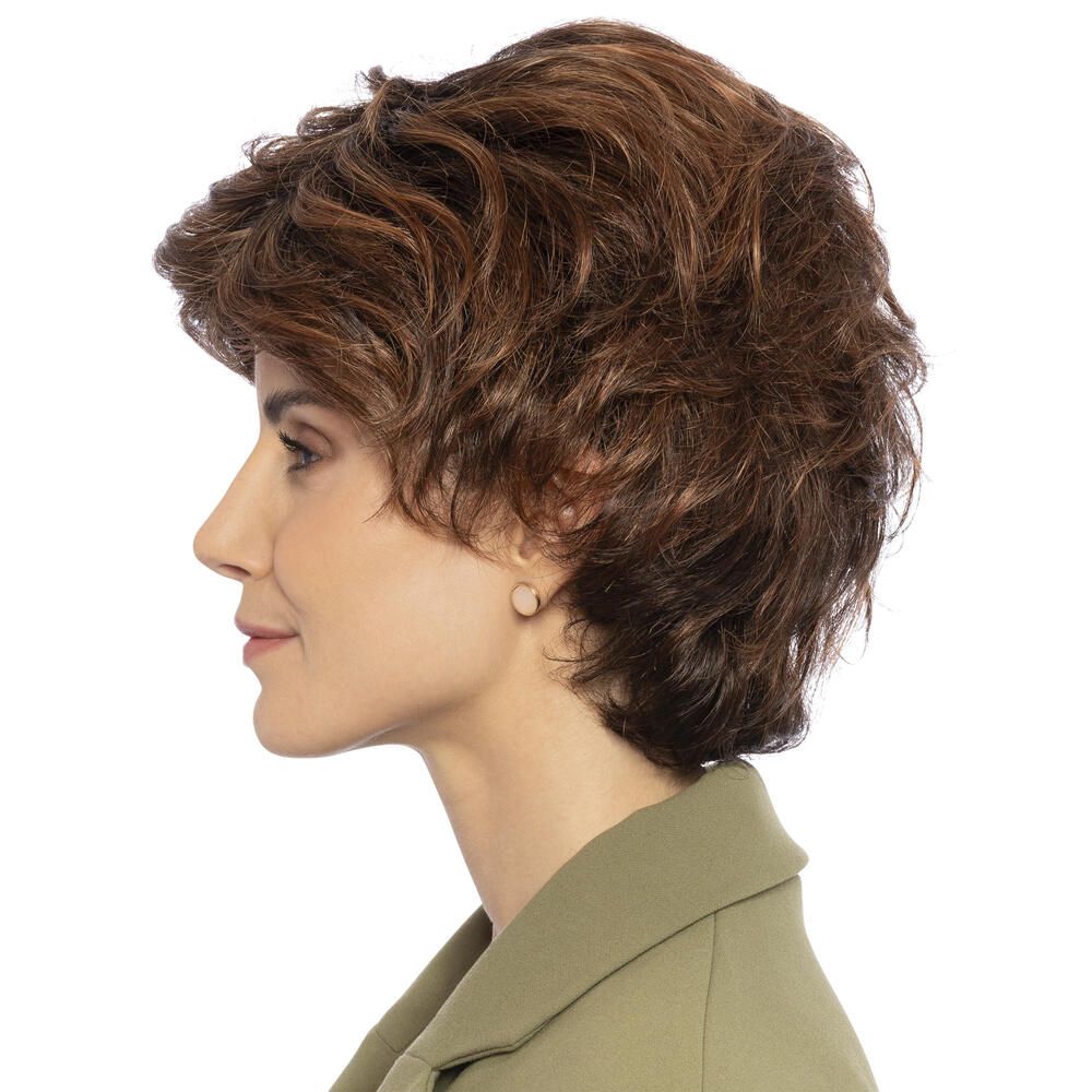 Kurzhaarperücke in Braun mit gewellter Struktur. Seitenansicht einer Frau, die die Perücke trägt.
