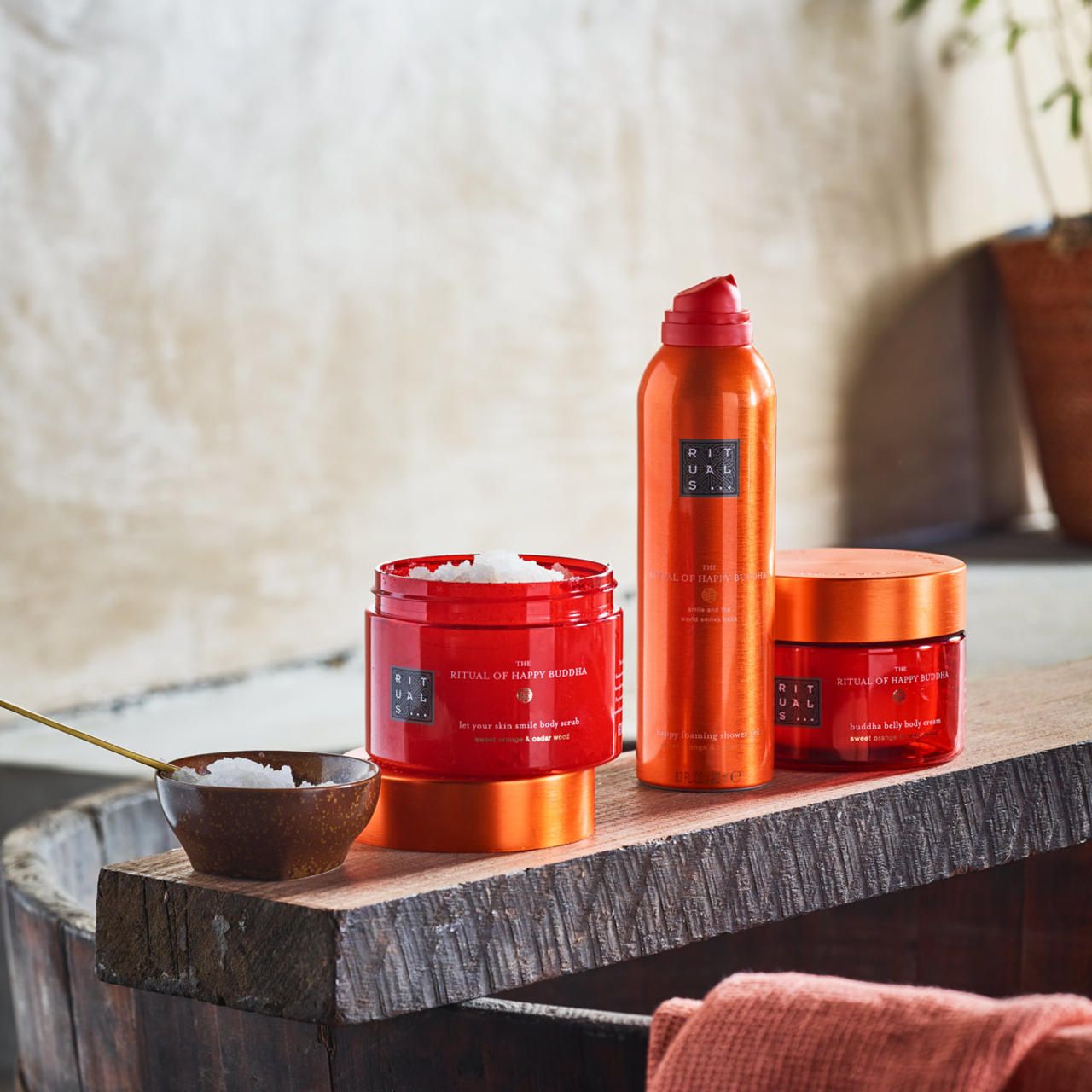 Rituals, The Ritual of Happy Buddha Let your Skin Smile Body Scrub
