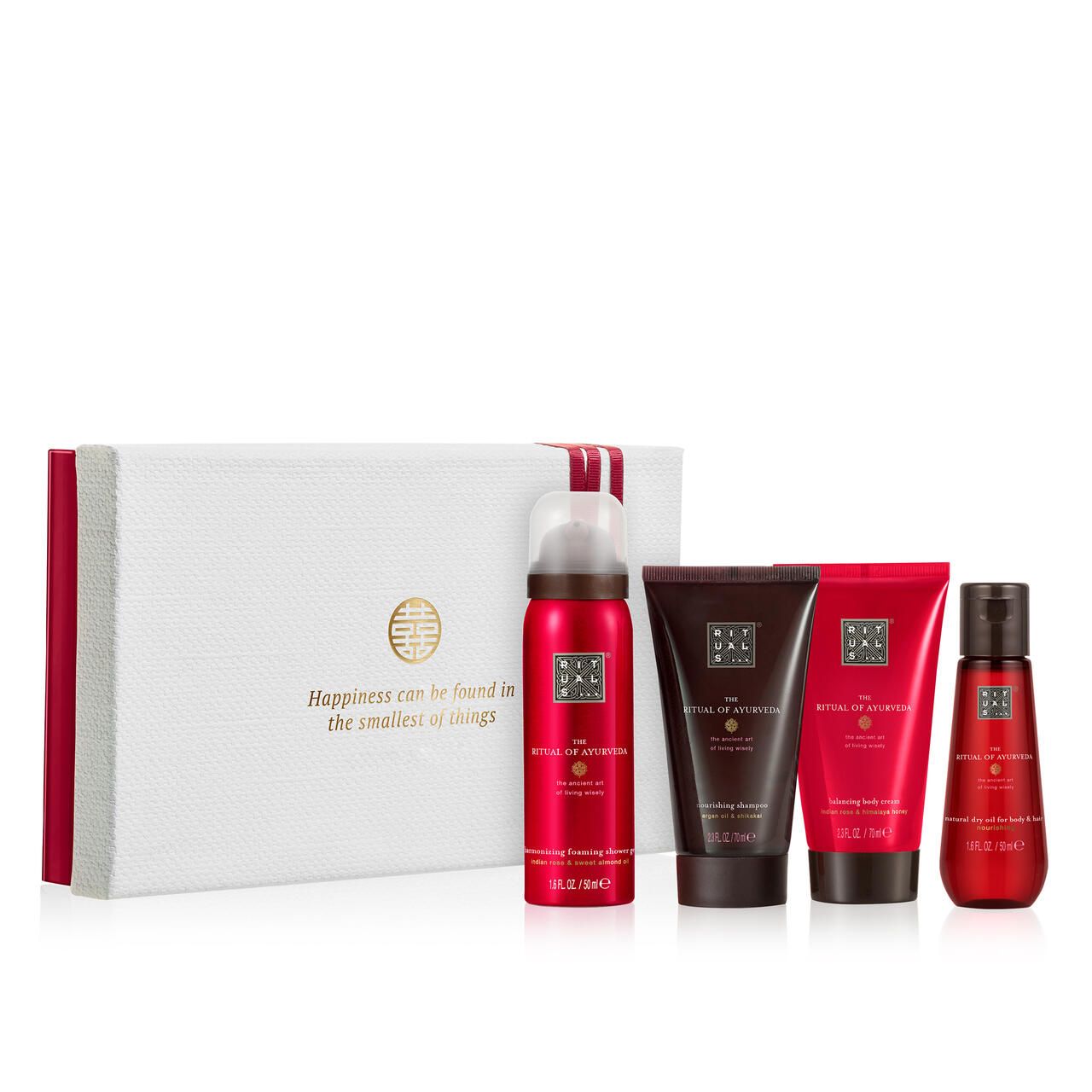 Geschenkset mit vier Produkten. Rote und braune Tuben und Flaschen. Text: Rituals, The Ritual of Ayurveda.