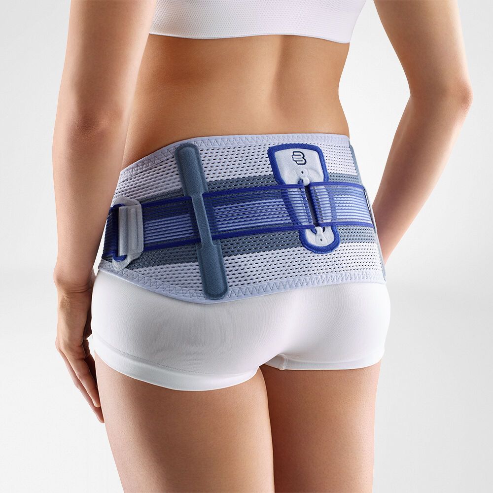 Rückansicht einer Person mit SacroLoc® Beckenorthese. Blau-grau. Mit Klettverschluss und Logo.
