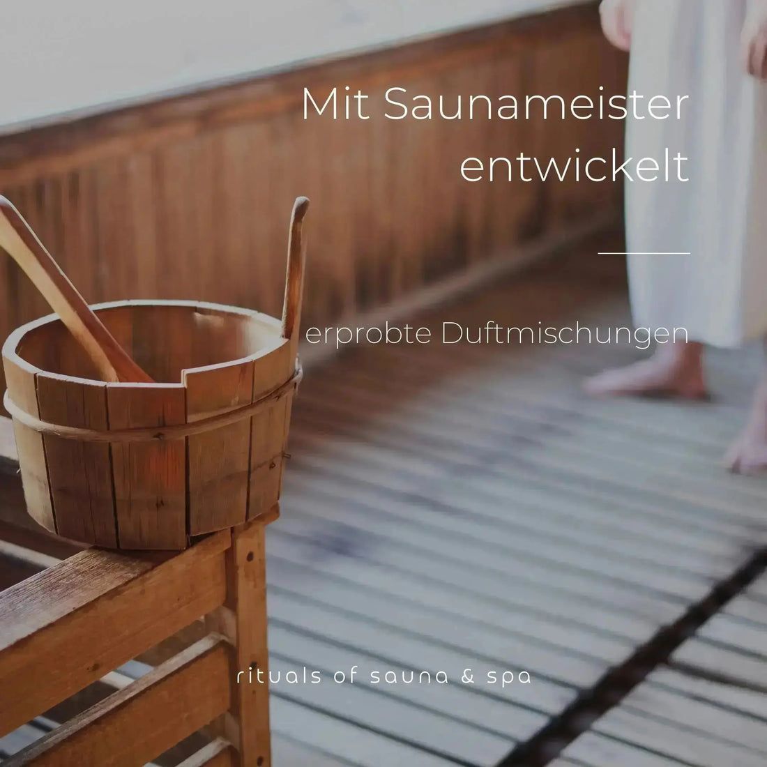 Sauna-Eimer und Schöpfkellen auf Holz. Text: "Mit Saunameister entwickelt, erprobte Duftmischungen". "Rituals of sauna & spa".