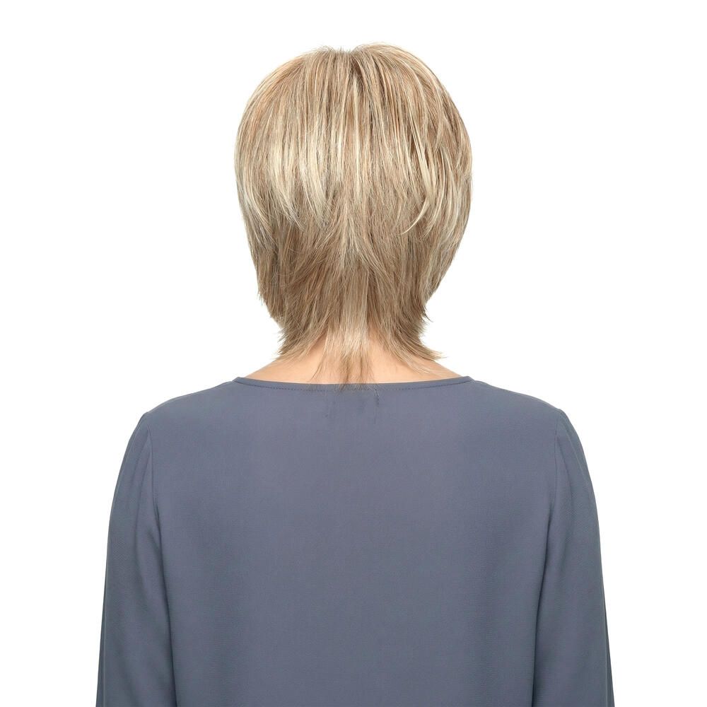 Rückansicht einer blond gefärbten Perücke mit kurzem, gestuftem Schnitt. Frau mit grauem Oberteil.