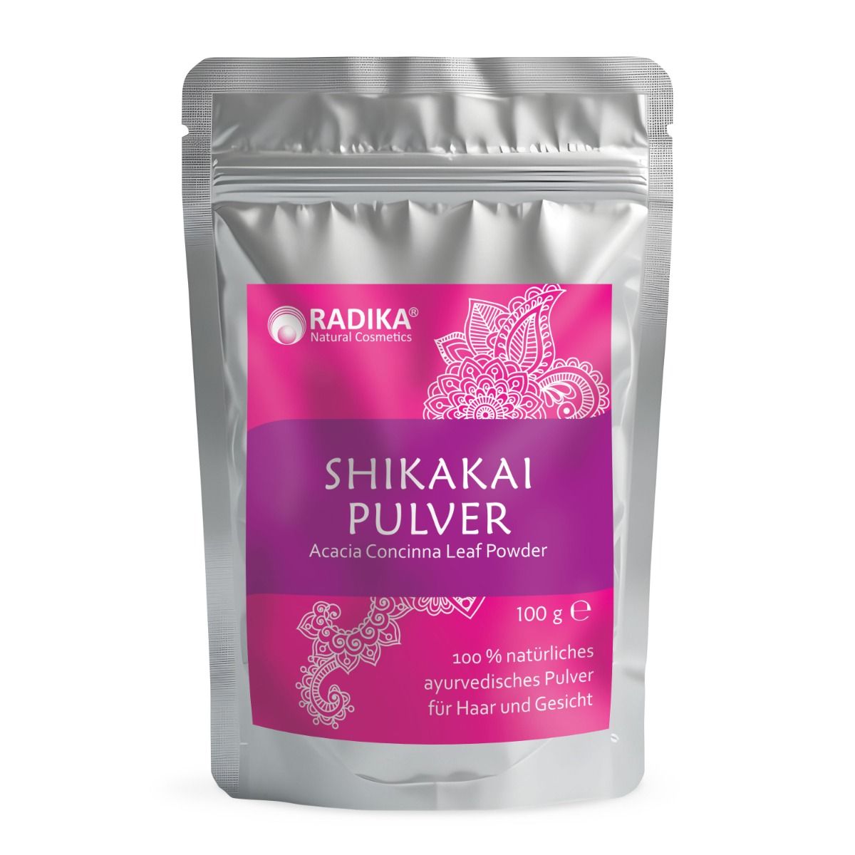 Silberfarbene Beutelverpackung mit pinkfarbenem Etikett. Aufschrift: Shikakai Pulver, Acacia Concinna Leaf Powder. Logo: Radika Natural Cosmetics.