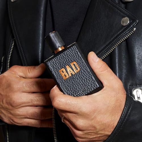 Hand hält eine Diesel Bad Eau de Toilette Flasche mit schwarzer Lederstruktur, getragen in einer Lederjacke.