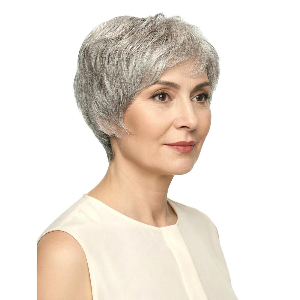 Kurzhaarperücke, graues Haar, Seitenansicht einer Frau. Helles Oberteil. Natürlicher Look.