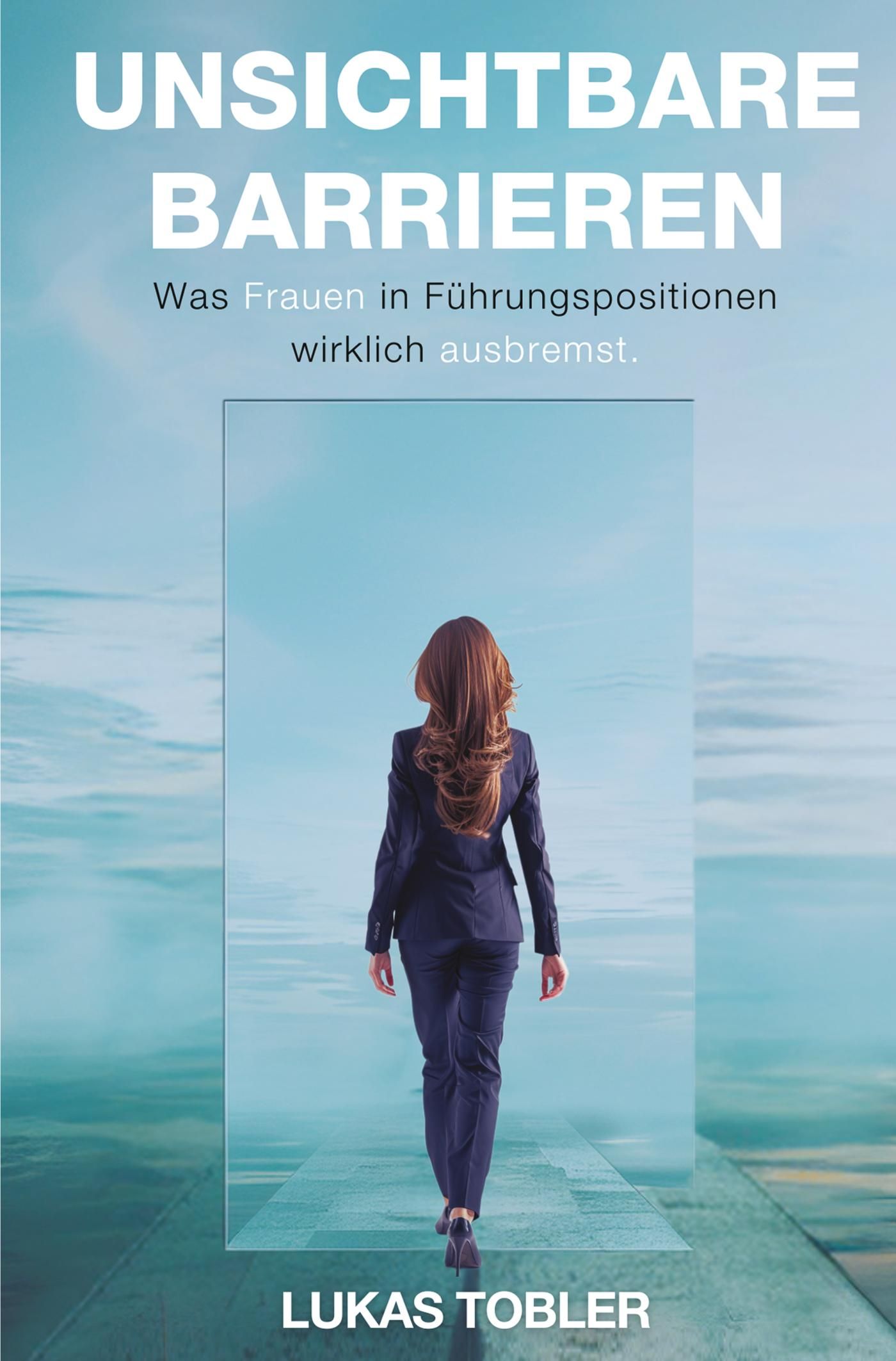 Buchcover: "Unsichtbare Barrieren". Titel in Weiß. Frau in Anzug geht auf hellblauen Hintergrund zu. Autor: Lukas Tobler.
